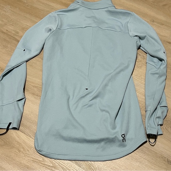 On Cloud Climate Shirt: Cold Weather Women's Running Shirt Blue Medium - Picture 5 of 9